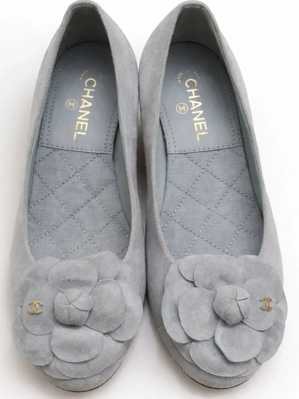 Chanel light blue suede Camellia featuring a floral accent - Picture 3 of 5
